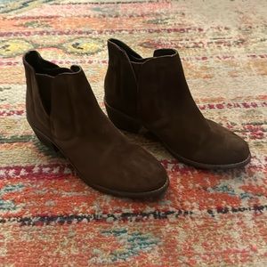 Me Too Zetti booties - brown suede - size 8 NWOT